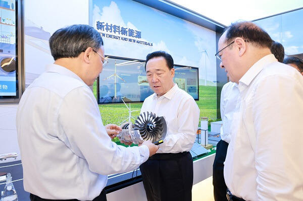 把因地制宜发展新质生产力摆在更加突出战略位置 全力支持企业强化科技创新产业创新